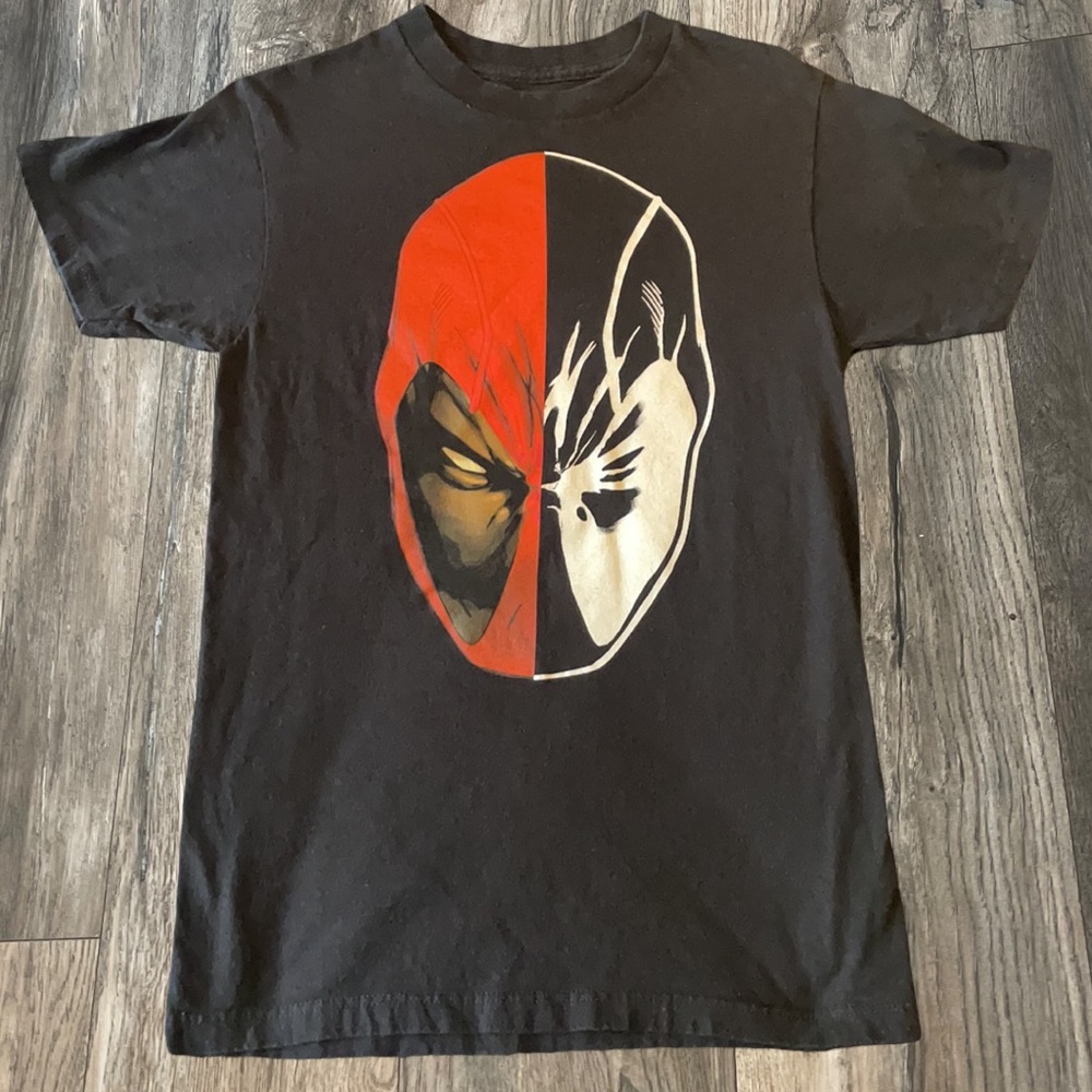 NWOT Marvel deadpool graphic tee